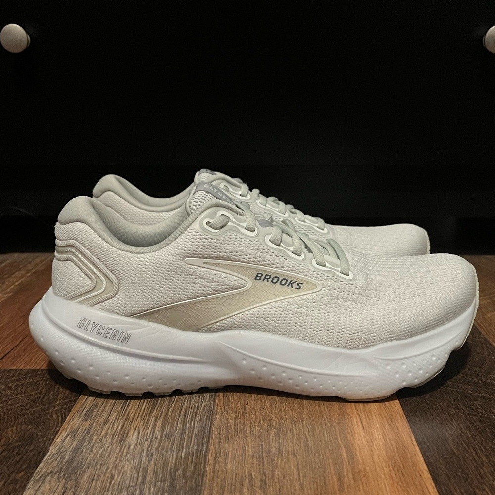 EUC Women’s Brooks Glycerin Cream and White Size 9